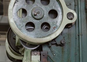 空調機器などのフィルターをエンボス加工する装置